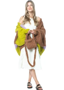 HOPE MACAULAY, gestrickte Crossbody Tasche in Chocolate