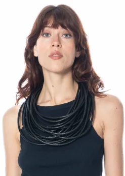 maria calderara, schwarze Halskette aus Kunstleder-Schläuchen