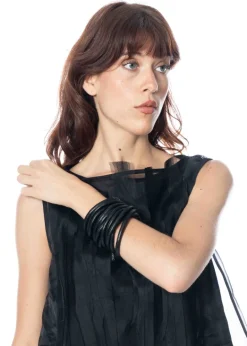 maria calderara, schwarzes Armband aus Kunstlederreifen