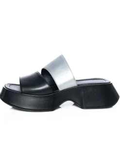 VIC MATIÉ, Plateau-Pantoletten in Silber und Schwarz