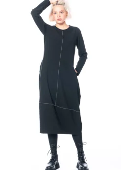 yukai, schlichtes schwarzes Kleid mit langen Ärmeln und feinem Print