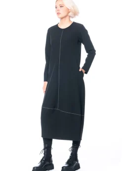 yukai, schlichtes schwarzes Kleid mit langen Ärmeln und feinem Print